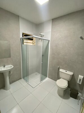 Camera quadrupla | Bagno | Doccia, set di cortesia gratuito, asciugacapelli, asciugamani