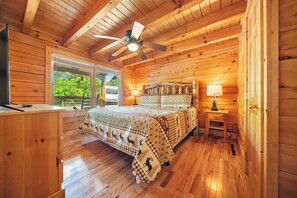 6 bedrooms, iron/ironing board, free WiFi, bed sheets - Mtn Views/Theatre/HotTub/PoolTable/GameRm/Firepit Sleeps 16 (Pigeon Forge)