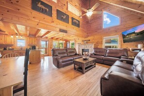 Smart TV, fireplace, video games - Mtn Views/Theatre/HotTub/PoolTable/GameRm/Firepit Sleeps 16 (Pigeon Forge)