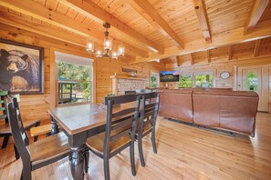 Interior - Mtn Views/Theatre/HotTub/PoolTable/GameRm/Firepit Sleeps 16 (Pigeon Forge)