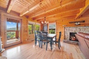 Dining - Mtn Views/Theatre/HotTub/PoolTable/GameRm/Firepit Sleeps 16 (Pigeon Forge)