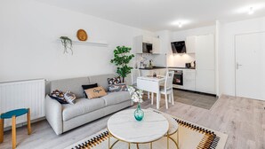 Un apartamento moderno con sala de estar, comedor y cocina.
