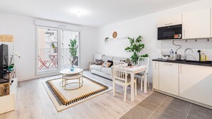 Un apartamento moderno con sala de estar, comedor y cocina.