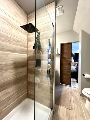 Dusche, Haartrockner, Bidet, Handtücher