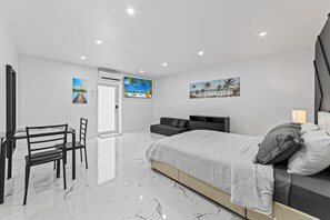 1 Schlafzimmer, Zimmersafe, Schreibtisch, Bügeleisen/Bügelbrett