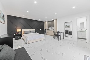 1 Schlafzimmer, Zimmersafe, Schreibtisch, Bügeleisen/Bügelbrett
