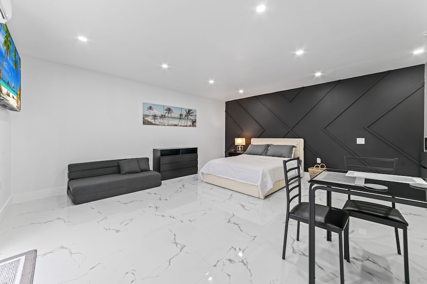 Xl Luxury Room. Luxurious Studio Retreat With Sleek Designs. - Everglades, FL