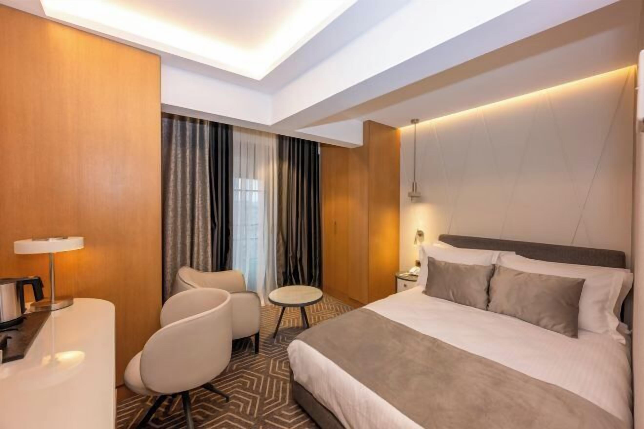 高級寝具、ミニバー、セーフティボックス (室内)、デスク