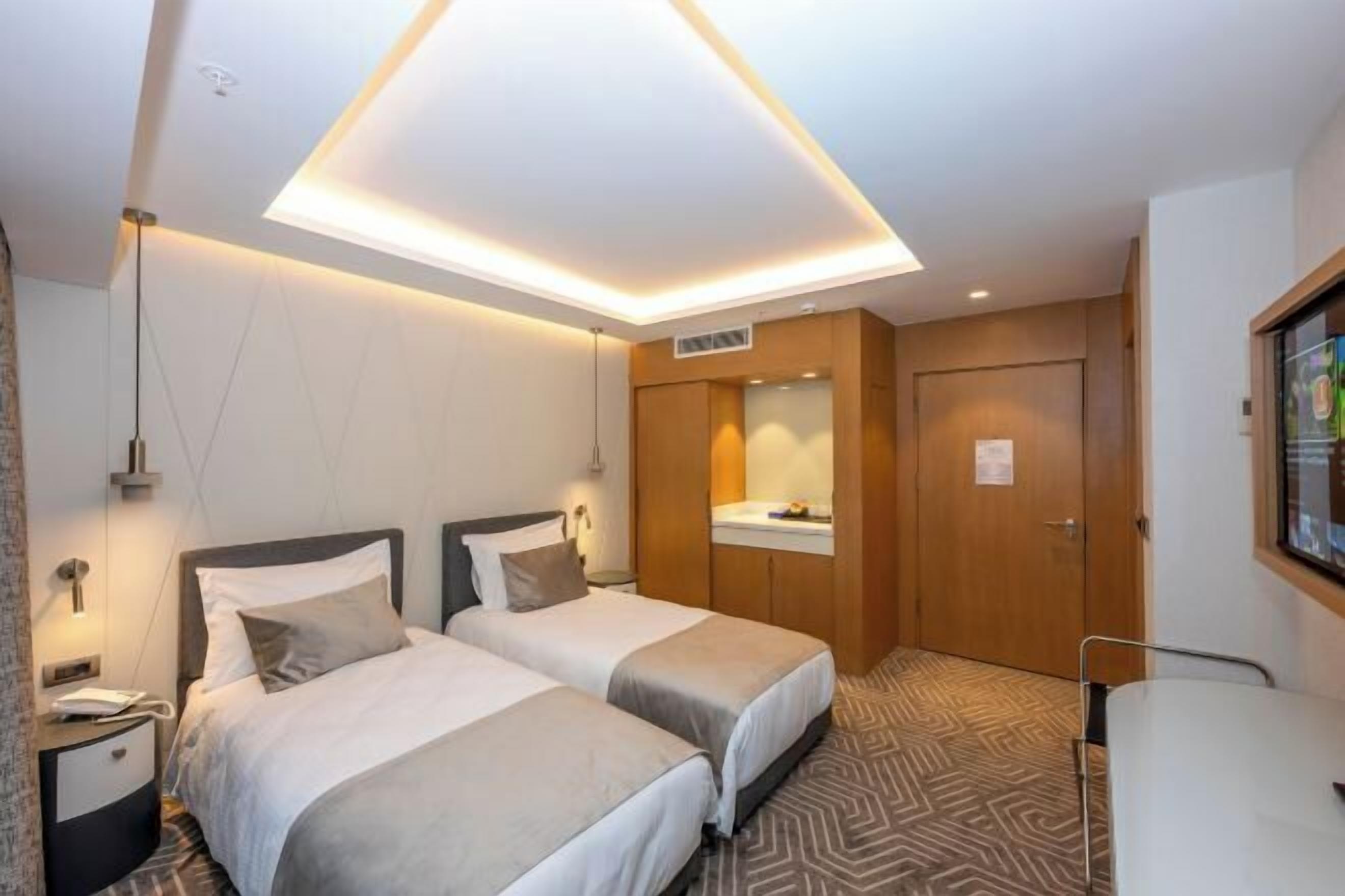 高級寝具、ミニバー、セーフティボックス (室内)、デスク