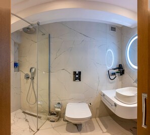Dusche, Regendusche, kostenlose Toilettenartikel, Haartrockner