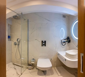 Dusche, Regendusche, kostenlose Toilettenartikel, Haartrockner