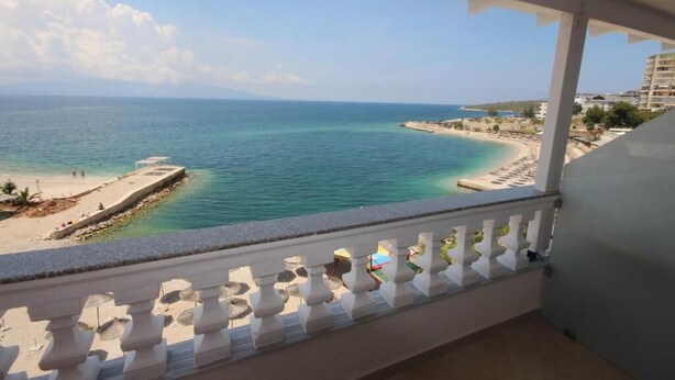 Un balcón con vista a la playa y al océano.