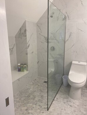 Doccia, asciugacapelli, asciugamani, sapone