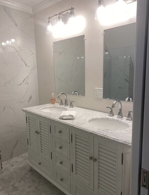 Bruser, hårtørrer, håndklæder, Sæbe