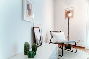 Basic Apartment | 2 bedrooms, down duvets, iron/ironing board, free WiFi - Pink Flat (Chiasso)