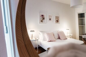 Basic Apartment | 2 bedrooms, down duvets, iron/ironing board, free WiFi - Pink Flat (Chiasso)