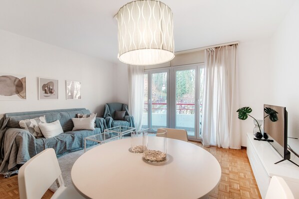 Basic Apartment | Living area | 32-inch flat-screen TV with satellite channels, heated floors