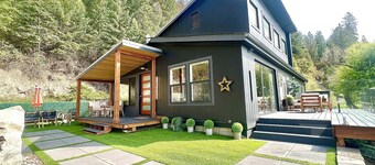 Stylish Lake Retreat on Blue Bay, Flathead Lake, Montana with private beach!