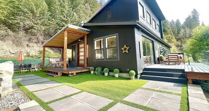 Stylish Lake Retreat on Blue Bay, Flathead Lake, Montana with private beach!
