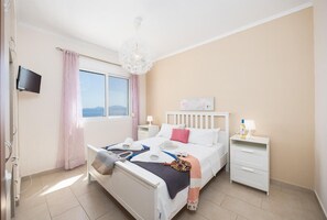 3 habitaciones, tabla de planchar con plancha, cuna de viaje y wifi 