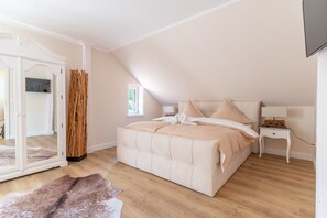 Comfort tweepersoonskamer | Individueel gedecoreerd, een bureau, gratis wifi, beddengoed