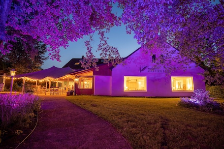 Fachada de la propiedad. Waldhotel und Restaurant Zeitreise