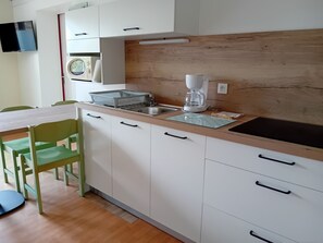 Mini-fridge, microwave, stovetop, toaster - Olydea Résidence les Hameaux de Vorey (Vorey)