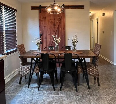 Cheerful 3 bedroom, 2.5 bath in Central Bradley