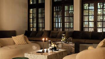 Smart TV, fireplace, Netflix, streaming services