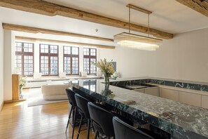 Presidential-Apartment | Eigene Küche | Großer Kühlschrank, Mikrowelle, Ofen, Herdplatte