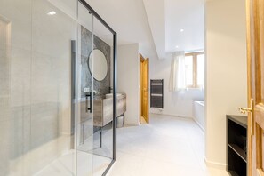 Presidential-Apartment | Badezimmer | Badewanne, Haartrockner, Hausschuhe, Handtücher