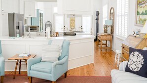 Amplia sala de estar con cocina, mesa de comedor y un rincón de descanso acogedor.