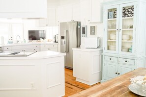Fridge, microwave, oven, stovetop - Summer Special! Cute Cottage Steps to Beach & Pool (St. Simons Island)