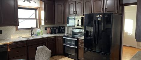 Frigorifero, microonde, forno, piano cottura