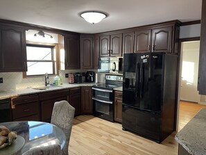 Kylskåp, mikrovågsugn, ugn och spishäll