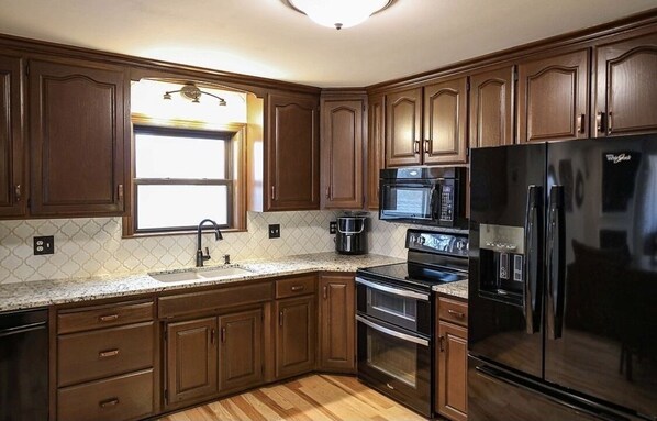 Kylskåp, mikrovågsugn, ugn och spishäll