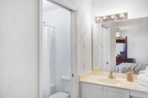 SĂšche-cheveux, serviettes fournies, savon, papier toilette