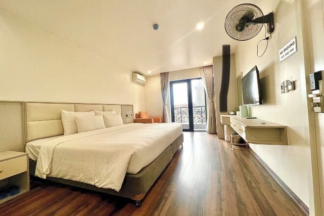 Desk, free WiFi, bed sheets