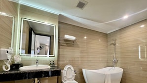 Une salle de bain moderne avec un lavabo, des toilettes et une baignoire sur pieds.
