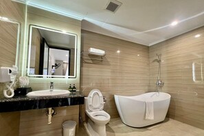 Premium Suite, Balcony | Bathroom | Hair dryer, bathrobes, bidet, towels - Grand Dragon Noi Bai Hotel (Hanoi)