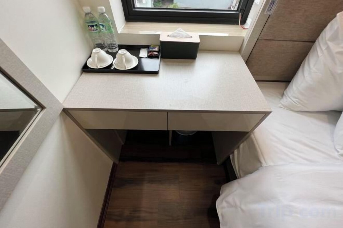 Een bureau, gratis wifi, beddengoed