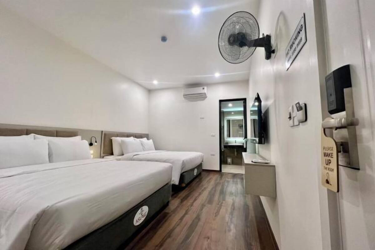 Escritorio, wifi gratis, ropa de cama