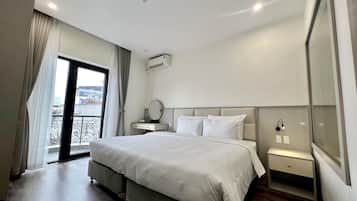 Suite, Balcony | Desk, free WiFi, bed sheets