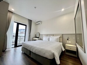 Suite, balcone | Una scrivania, Wi-Fi gratuito, lenzuola
