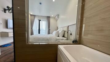 Suite, balcón | Baño | Secadora de cabello, batas, bidet, toallas