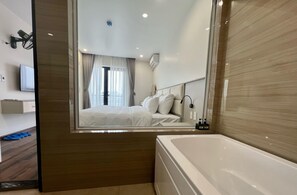 Suite, Balcony | Bathroom | Hair dryer, bathrobes, bidet, towels - Grand Dragon Noi Bai Hotel (Hanoi)