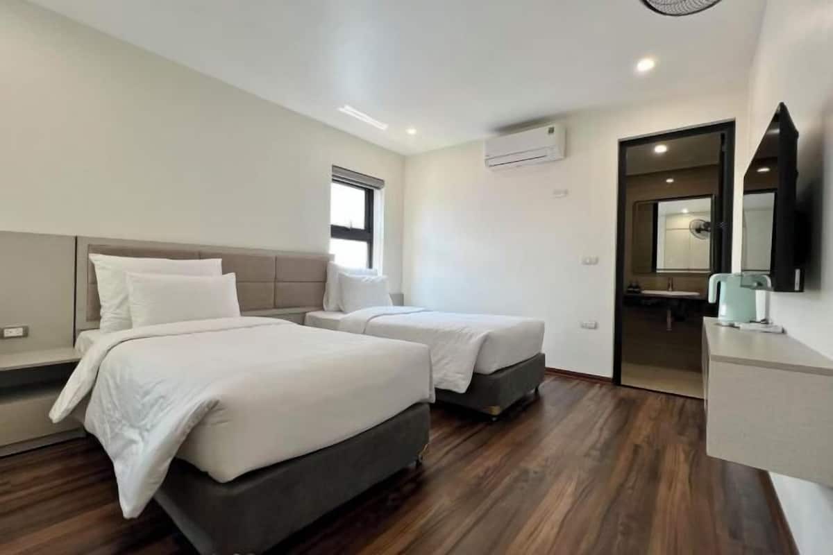 Escritorio, wifi gratis, ropa de cama