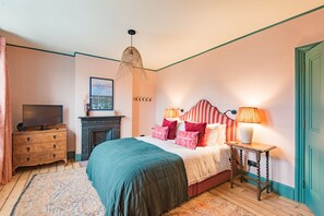 4 عدّة غرف نوم ومكتب ومكواة/لوح كي وواي فاي