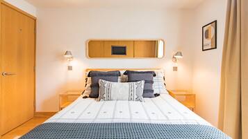 3 bedrooms, desk, iron/ironing board, WiFi