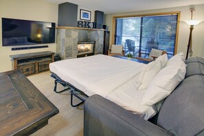 2 bedrooms, desk, iron/ironing board, free WiFi - Cozy Upper Village 2BR:Sleeps 6,Hot Tub, Pool,Patio+ BBQ ,Near Lakes! (Whistler)